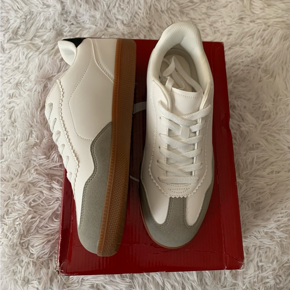 Women’s White Low-Top Sneakers Shoes